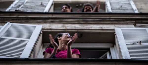 يصفق أهالي باريس في الساعة 20:00 يوميا، بالتزامن مع باقي المدن الفرنسية، لإظهار دعمهم لموظفي الرعاية الصحية في باريس، في 14 أبريل 2020، في اليوم التاسع والعشرين من الإغلاق التام في فرنسا بهدف كبح انتشار كوفيد- 19 . يصفق أهالي باريس في الساعة 20:00 يوميا، بالتزامن مع باقي المدن الفرنسية، لإظهار دعمهم لموظفي الرعاية الصحية في باريس، في 14 أبريل 2020، في اليوم التاسع والعشرين من الإغلاق التام في فرنسا بهدف كبح انتشار كوفيد- 19 . - سبوتنيك عربي