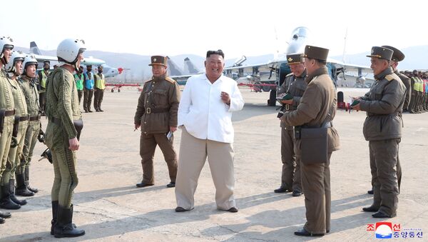 زعيم كوريا الشمالية كيم جونغ أون يزور قاعدة للطائرات الهجومية التابعة للدفاع الجوي،  12 أبريل 2020 - سبوتنيك عربي