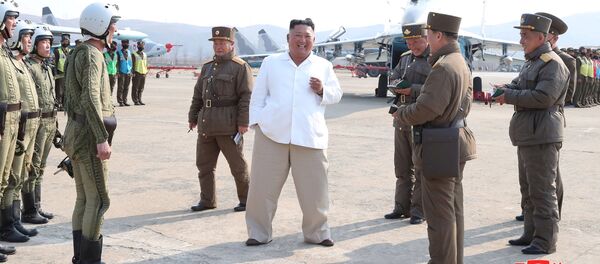 زعيم كوريا الشمالية كيم جونغ أون يزور قاعدة للطائرات الهجومية التابعة للدفاع الجوي،  12 أبريل 2020 - سبوتنيك عربي