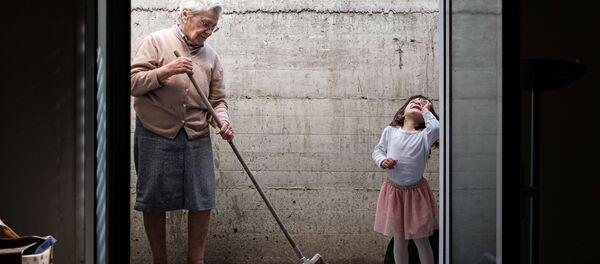 الجدة إنيس (85 عاما) مع حفيدتها بيانكا (عامين)، خلال الحجر الصحي (منذ فبراير) في مدينة سان فيورانو، المدرجة ضمن قائمة المنطقة الحمراء في إيطاليا 11 أبريل 2020 - سبوتنيك عربي