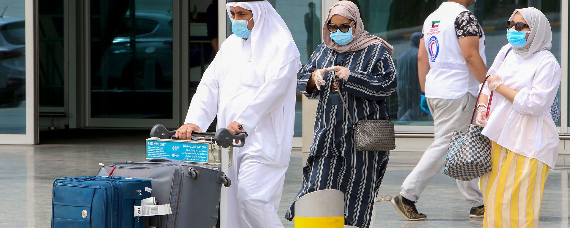 يغادر المواطنون الكويتيون المقيمون في الخارج مطار الكويت الدولي في العاصمة عند عودتهم كجزء من خطة الإعادة إلى الوطن في 19 أبريل 2020 ، وقبل نقلهم إلى الحجر الصحي الإلزامي - سبوتنيك عربي, 1920, 31.01.2021