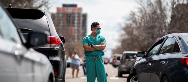 أطباء أمريكيون يقفون بوجه المظاهرات ضد الحجر الصحي - سبوتنيك عربي