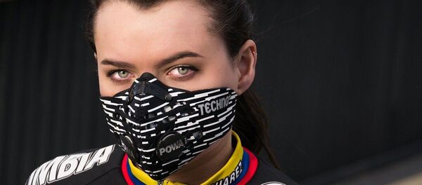 فتاة ترتدي كمامة - سبوتنيك عربي