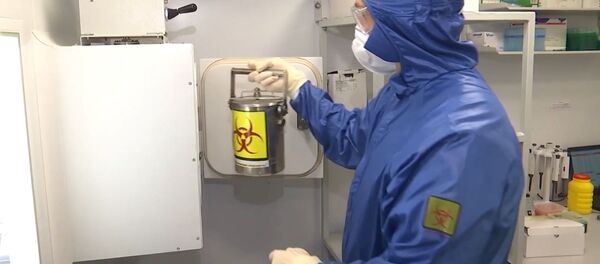 متخصص في وزارة الدفاع الروسية في مختبر بيولوجي، في القاعدة الجوية أوريو أل سيريو، إيطاليا 20 أبريل 2020 - سبوتنيك عربي