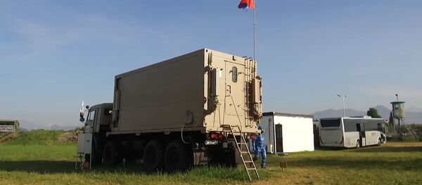 متخصصون في وزارة الدفاع الروسية في مختبر بيولوجي، في القاعدة الجوية أوريو أل سيريو، إيطاليا 20 أبريل 2020 - سبوتنيك عربي