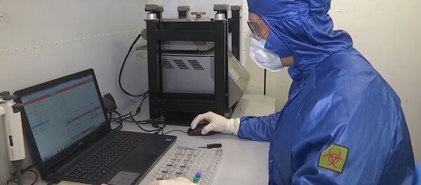 متخصص في وزارة الدفاع الروسية في مختبر بيولوجي، في القاعدة الجوية أوريو أل سيريو، إيطاليا 20 أبريل 2020 - سبوتنيك عربي