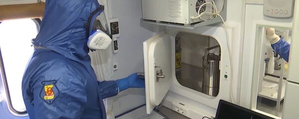 متخصص في وزارة الدفاع الروسية في مختبر بيولوجي، في القاعدة الجوية أوريو أل سيريو، إيطاليا 20 أبريل 2020 - سبوتنيك عربي