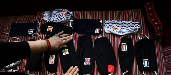 كمامات الفلسطينيين بألوان الكوفية والعلم في القدس - سبوتنيك عربي