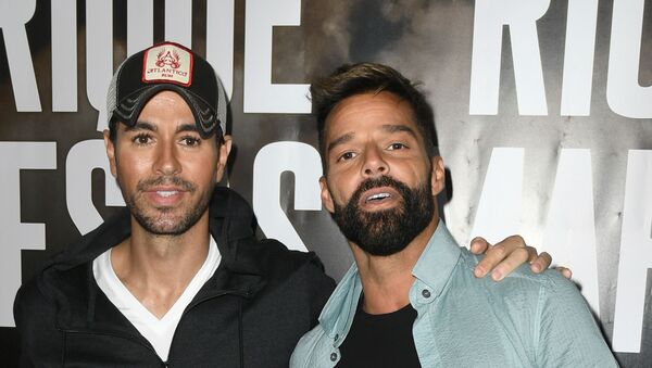 المغني الإسباني إنريكي إغليسياس برفقة المغني ريكي مارتن، مارس 2020 المغني الإسباني إنريكي إغليسياس برفقة المغني ريكي مارتن، مارس 2020 - سبوتنيك عربي