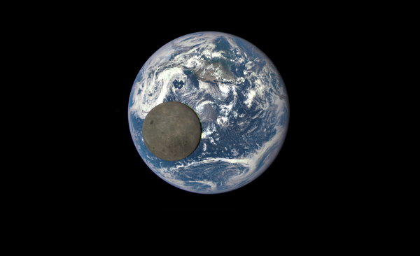 صورة فريدة للقمر على خلفية كوكب الأرض، مصنوعة باستخدام الجهاز الفضائي مرصد مناخ الفضاء العميق (DSCOVR). - سبوتنيك عربي