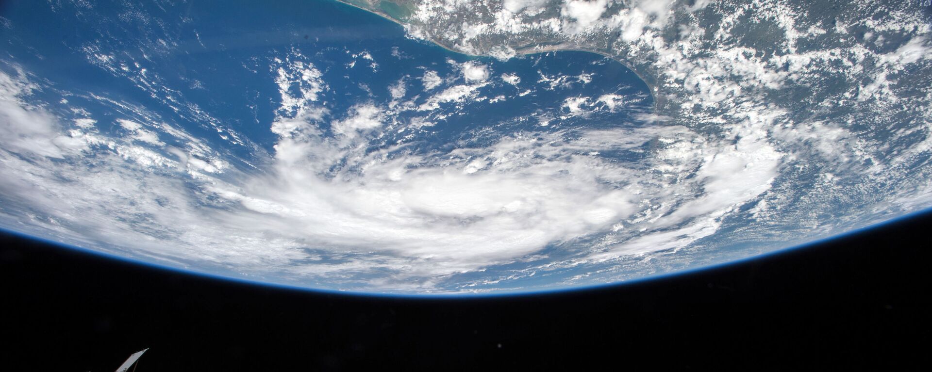 صورة لاعصار فوق خليج المكسيك التقطها رائد فضاء الأمريكي سكوت كيلي من مربكة الفضاء الدولية، 2015 - سبوتنيك عربي, 1920, 11.04.2023