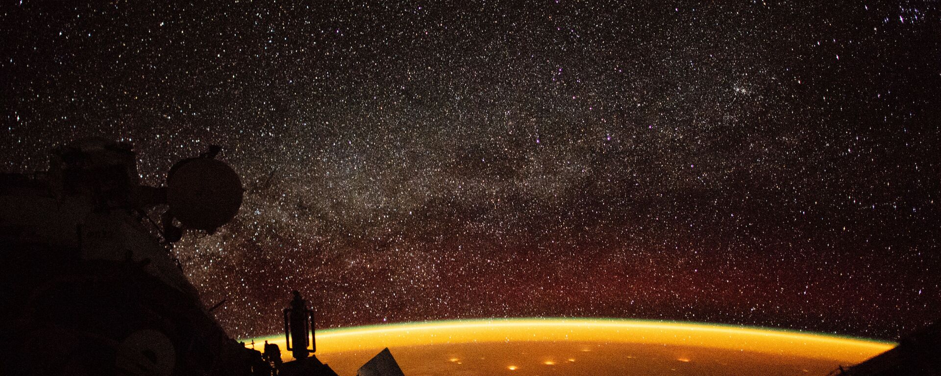  صورة للمعان الغلاف الجوي للأرض، التقطها رائد فضاء من محطة الفضاء الدولية أثناء مهمة خارج المركبة، 2018 - سبوتنيك عربي, 1920, 06.02.2023