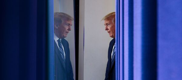 الرئيس الأمريكي ترامب يصل إلى الإحاطة اليومية لقوة المهام الخاصة بالفيروس التاجي في البيت الأبيض في واشنطن - سبوتنيك عربي