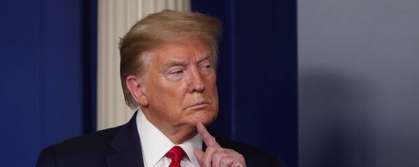 الرئيس الأمريكي دونالد ترامب خلال المؤتمر اليومي لخلية الأزمة الأمريكية بشأن تفشي فيروس كورونا 23 أبريل نيسان 2020 - سبوتنيك عربي