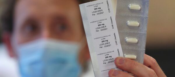 عامل صيدلي يظهر حبوب هيدروكسي كلوروكوين المستخدمة لعلاج مرض فيروس كورونا في بلجيكا - سبوتنيك عربي