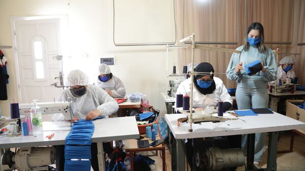 مصممة أزياء تونسية تتخلى عن الموضة وتحول ورشتها إلى مصنع للكمامات الواقية مصممة أزياء تونسية تتخلى عن الموضة وتحول ورشتها إلى مصنع للكمامات الواقية - سبوتنيك عربي