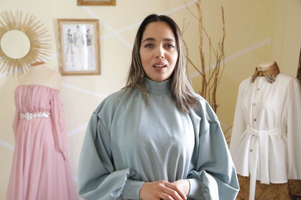 مصممة أزياء تونسية تتخلى عن الموضة وتحول ورشتها إلى مصنع للكمامات الواقية مصممة أزياء تونسية تتخلى عن الموضة وتحول ورشتها إلى مصنع للكمامات الواقية - سبوتنيك عربي