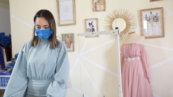 مصممة أزياء تونسية تتخلى عن الموضة وتحول ورشتها إلى مصنع للكمامات الواقية مصممة أزياء تونسية تتخلى عن الموضة وتحول ورشتها إلى مصنع للكمامات الواقية - سبوتنيك عربي