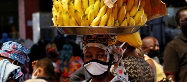 بائعة موز في الشارع ترتدي كمامة، على خلفية انتشار فيروس كورونا في أبيدجان، الساحل العاج  22 أبريل  2020 - سبوتنيك عربي