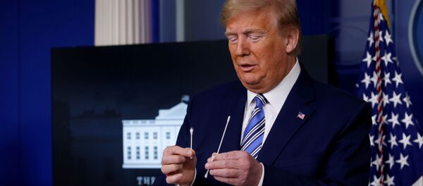 يقارن الرئيس الأمريكي دونالد ترامب المسحة، التي تستخدم في اختبارات مرض فيروس التاجي (كوفيد-19)، مع براعم القطن العادية خلال الإحاطة اليومية حول الفيروس التاجي كورونا في البيت الأبيض في واشنطن، الولايات المتحدة 19 أبريل ، 2020. - سبوتنيك عربي