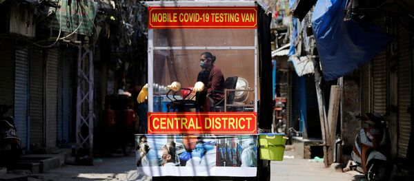 طبيبة تجلس داخل عيادة متنقلة لاختبار مرض الفيروس التاجي (كوفيد-19) وهي تنتظر الأشخاص في منطقة سكنية في الأحياء القديمة من مدينة دلهي، الهند ، 20 أبريل 2020. - سبوتنيك عربي