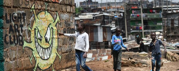 طفل صغير يقرأ الرسالة من لوحة جدارية توعوية تحذر الناس من خطر مرض كوفيد-19 الذي يسببه الفيروس كورونا، في حي وادي ماثاري في نيروبي، كينيا 22 أبريل 2020. - سبوتنيك عربي