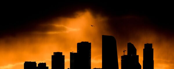 غروب الشمس على خلفية مركز الأعمال موسكو-سيتي في وسط العاصمة موسكو - سبوتنيك عربي