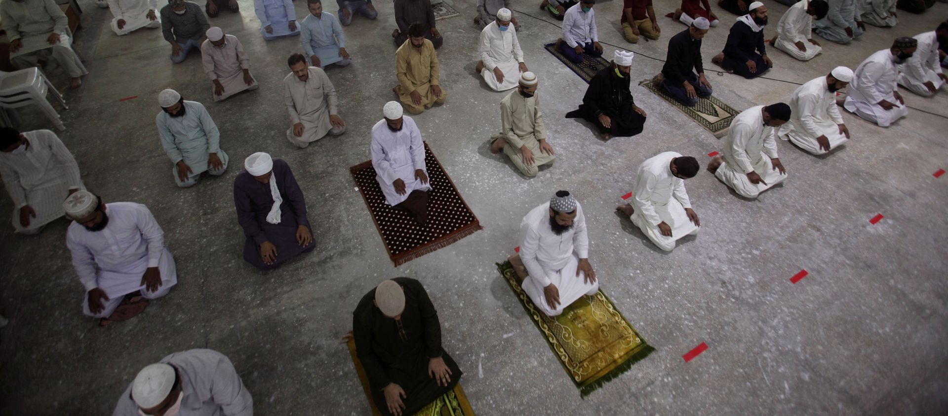 يحافظ المصلون على المسافة الآمنة لتحقيق التباعد الاجتماعي، أثناء حضورهم لصلاة الجمعة، في إطار الجهود الهادفة إلى وقف انتشار مرض فيروس كورونا (كوفيد-19) في لاهور، باكستان، 24 أبريل 2020. - سبوتنيك عربي, 1920, 01.05.2020