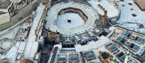 مسجد الحرم الشريف في مكة في اليوم الأول من شهر رمضان، حيث فُرض في البلاد كافة، في إطار الجهود الهادفة إلى وقف انتشار مرض فيروس كورونا (كوفيد-19)، السعودية، 24 أبريل 2020. - سبوتنيك عربي