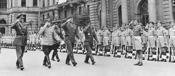 مارشال كونيف (الثاني من جهة اليسار) خلال عرض قوات التحالف في فينا عام 1945 - سبوتنيك عربي