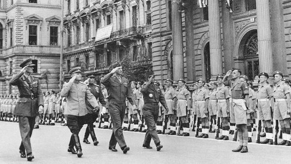 مارشال كونيف (الثاني من جهة اليسار) خلال عرض قوات التحالف في فينا عام 1945 - سبوتنيك عربي