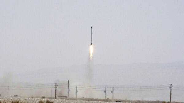 صاروخ فضاء إيراني يحمل القمر الصناعي سفير عام 2011 - سبوتنيك عربي