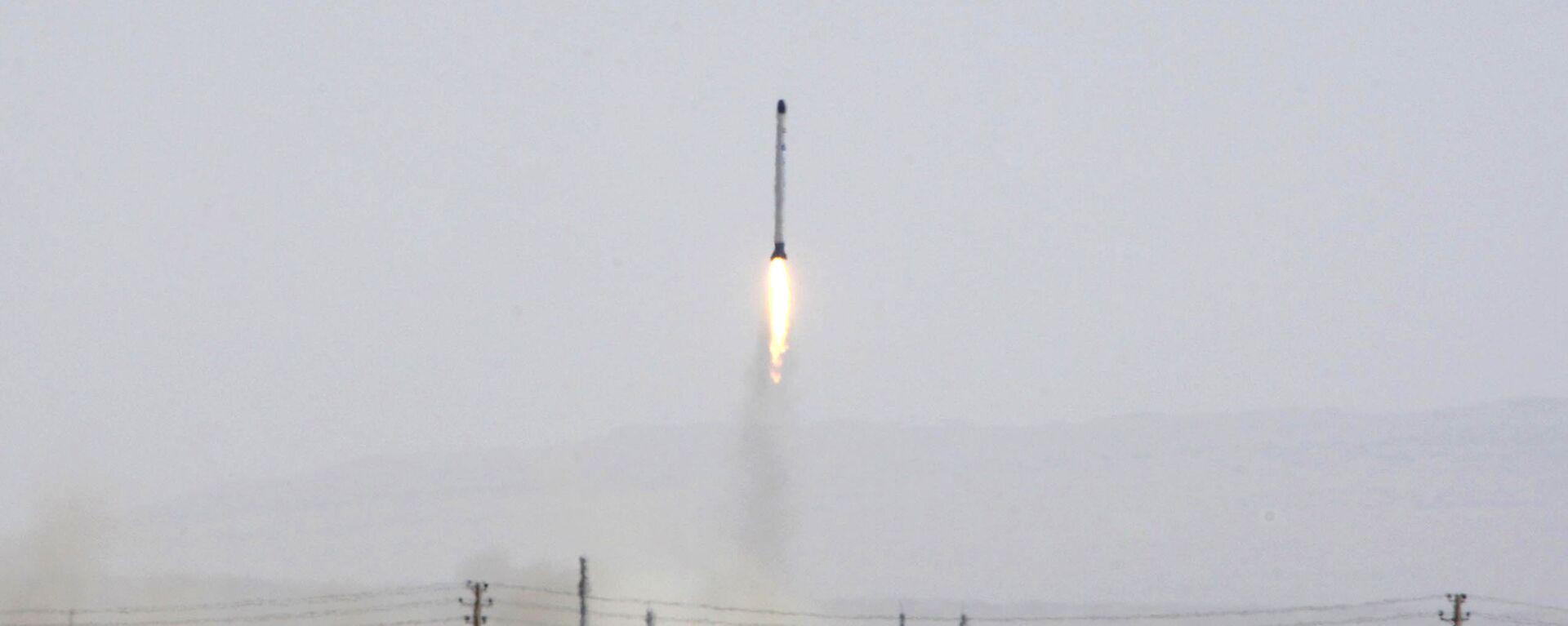 صاروخ فضاء إيراني يحمل القمر الصناعي سفير عام 2011 - سبوتنيك عربي, 1920, 30.12.2021