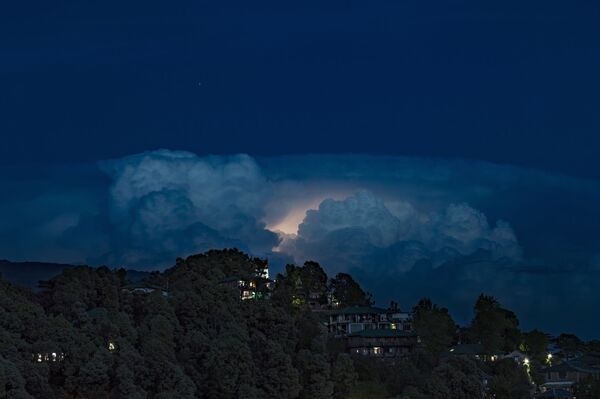عندما تغضب الطبيعة... البرق يقتل 10 أشخاص هربوا داخل كوخ في ضربة واحدة - سبوتنيك عربي