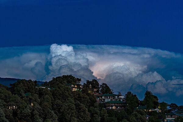 عندما تغضب الطبيعة... البرق يقتل 10 أشخاص هربوا داخل كوخ في ضربة واحدة - سبوتنيك عربي