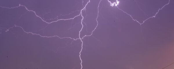 يظهر البرق في السماء فوق جامعة كانساس  - سبوتنيك عربي