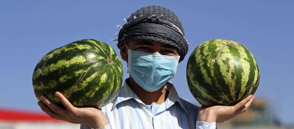 بائع متجول أفغاني يبيع البطيخ خلال شهر رمضان المبارك في كابول في أفغانستان  - سبوتنيك عربي