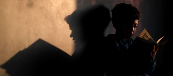 صبي يقرأ القرآن في منزله في القاهرة، شهر رمضان، مصر 26  أبريل 2020 - سبوتنيك عربي