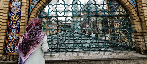امرأة تقف أمام مسجد الإمام صالح بن موسى الكاظم في طهران، شهر رمضان، إيران 25 أبريل 2020 - سبوتنيك عربي
