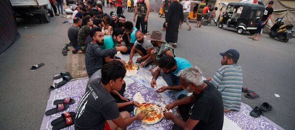 عراقيون خلال الإقطار في شوارع ميدان تحرير في بغداد، شهر رمضان، العراق 25 أبريل 2020 عراقيون خلال الإقطار في شوارع ميدان تحرير في بغداد، شهر رمضان، العراق 25 أبريل 2020 - سبوتنيك عربي