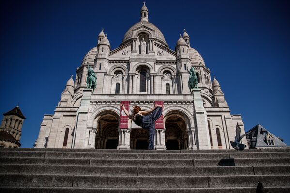 الراقصة السورية، يارا الحاصباني ترقص أمام كنيسة الساكري كور في مونمارتر، باريس 22 أبريل 2020 - سبوتنيك عربي