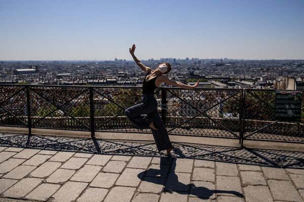 الراقصة السورية، يارا الحاصباني ترقص في حي مونمارتر، وهو أعلى أحياء باريس من حيث الارتفاع، 22 أبريل 2020 - سبوتنيك عربي