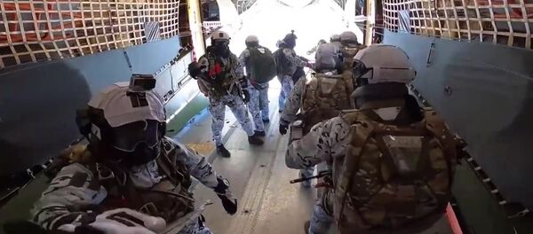 لأول مرة في التاريخ العالمي، نزل المظليون الروس كجزء من مجموعة على أنظمة المظلات الجديدة من ارتفاع عشرة آلاف متر في ظروف القطب الشمالي. تم الإنزال في أرخبيل فرانتيس جوزيف لاند. - سبوتنيك عربي