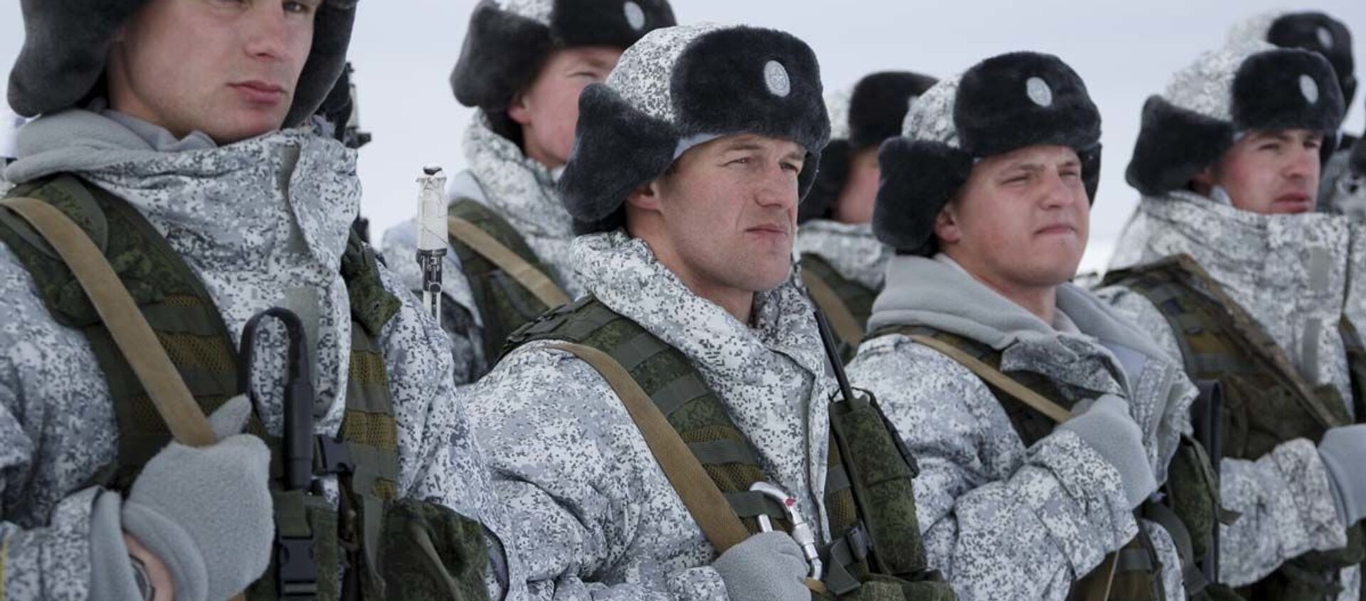 لأول مرة في التاريخ العالمي، نزل المظليون الروس كجزء من مجموعة على أنظمة المظلات الجديدة من ارتفاع عشرة آلاف متر في ظروف القطب الشمالي. تم الإنزال في أرخبيل فرانتيس جوزيف لاند. - سبوتنيك عربي, 1920, 19.01.2021