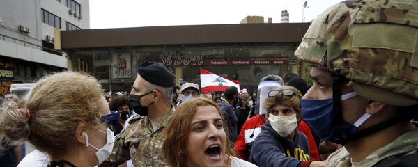 متظاهرة مناهضة للحكومة تتشاجر مع جنود الجيش اللبناني - سبوتنيك عربي