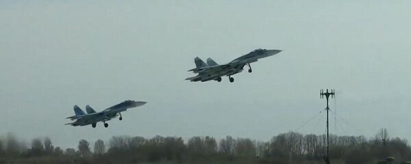 السلاح الجوي الروسي، الجيش الروسي، الطياران الروسي - مناورات سو-27 بحر البلطيق، روسيا 28 أبريل 2020 - سبوتنيك عربي