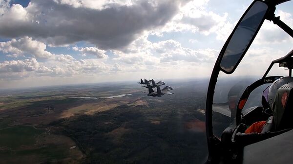 السلاح الجوي الروسي، الجيش الروسي، الطياران الروسي - مناورات سو-30 إس إم بحر البلطيق، روسيا 28 أبريل 2020 - سبوتنيك عربي