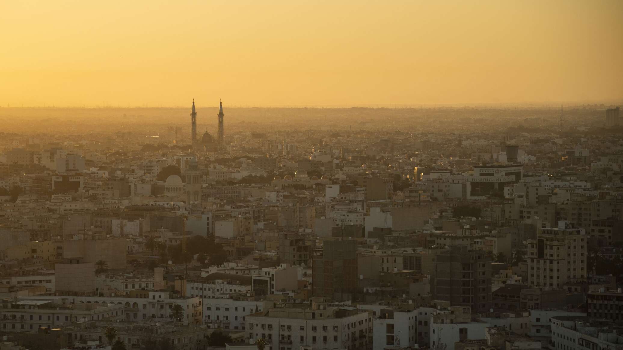 محتجون في طرابلس يصلون إلى مقر رئاسة الوزراء للمطالبة باستقالة الدبيبة