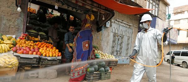 تعقيم الشوارع في صنعاء لمنع انتشار فيروس كورونا، اليمن 28 أبريل 2020 - سبوتنيك عربي