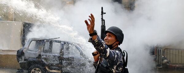  الشرطة اللبنانية تنزل إلى الشوراع خلال احتجاجات مناهضة للحكومة للبنانية وأعمال شغب في مدينة طرابلس، لبنان 28 أبريل 2020 - سبوتنيك عربي